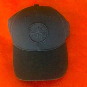 Stone Island navy hat, tried on/never worn.